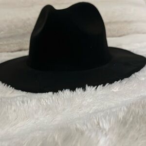 Women’s black hat